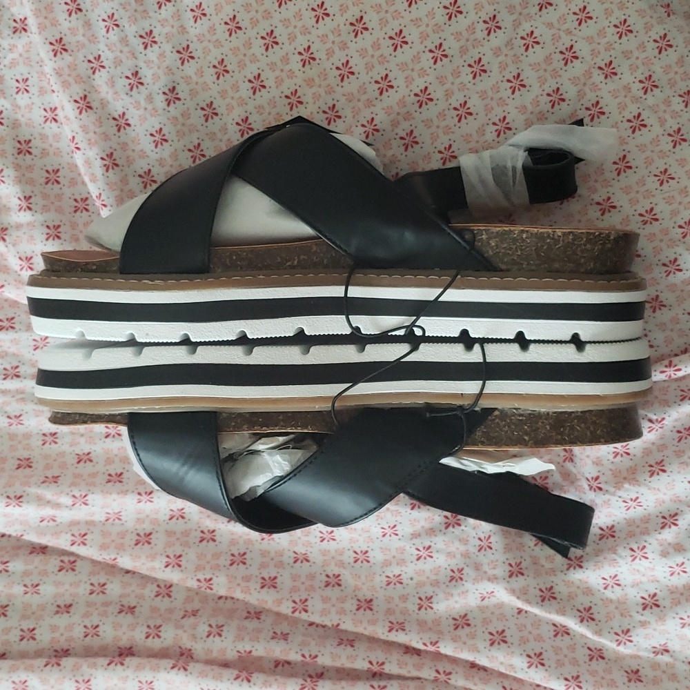 Torrid criss cross sandal - Picture 2 of 3